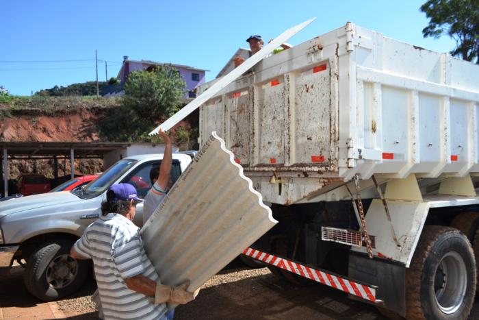 Read more about the article Defesa Civil de Ouro Verde encaminha doações às vítimas do tornado em Xanxerê