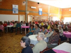 Read more about the article Faxinal dos Guedes: Grupo de idosos recebem festiva em homenagem do Dia das Mães