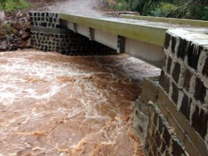 Read more about the article Prefeito avalia nova estrutura de ponte em dias de fortes chuvas
