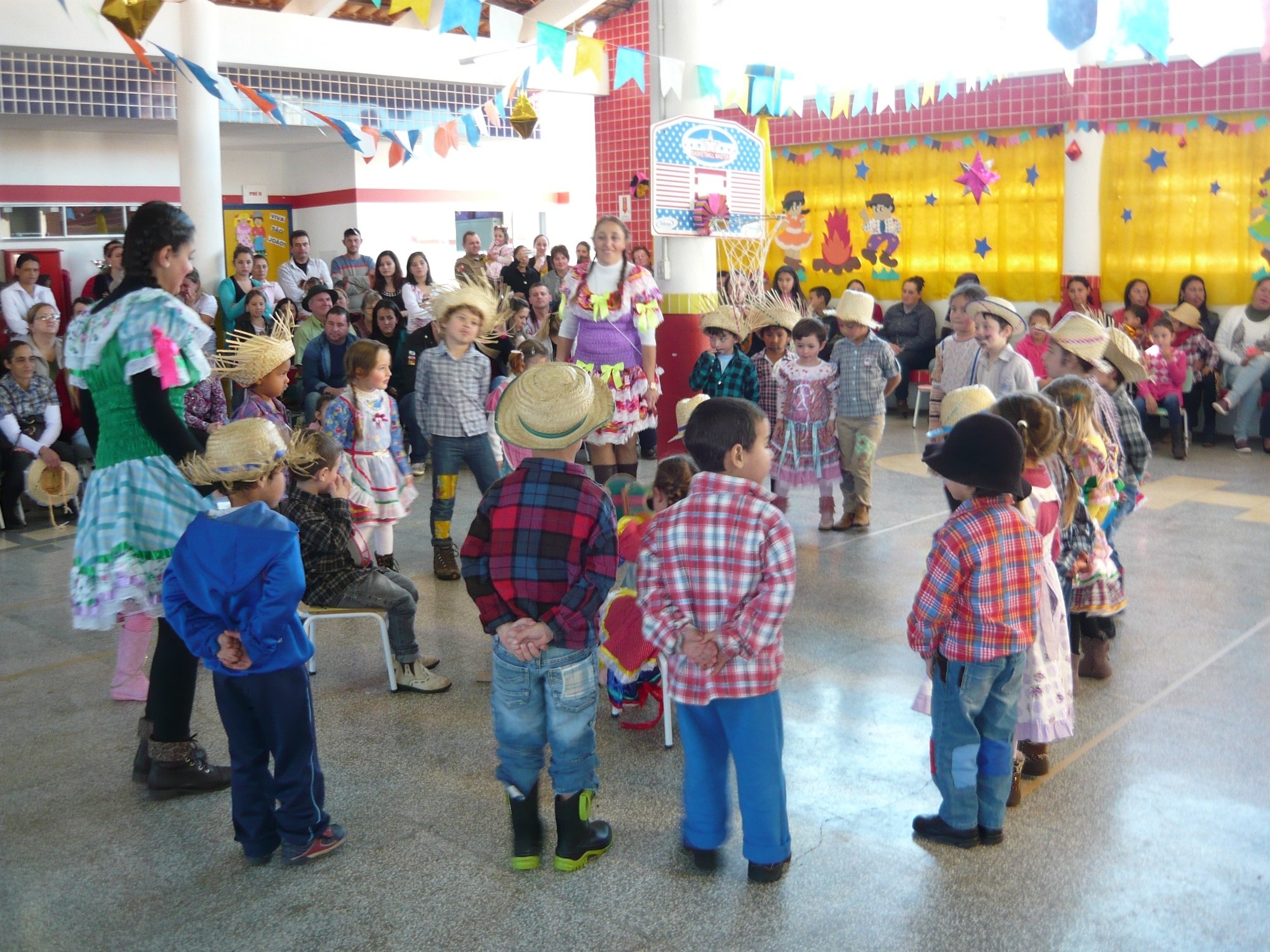 You are currently viewing Festa junina faz a alegria de crianças de creche em Ponte Serrada