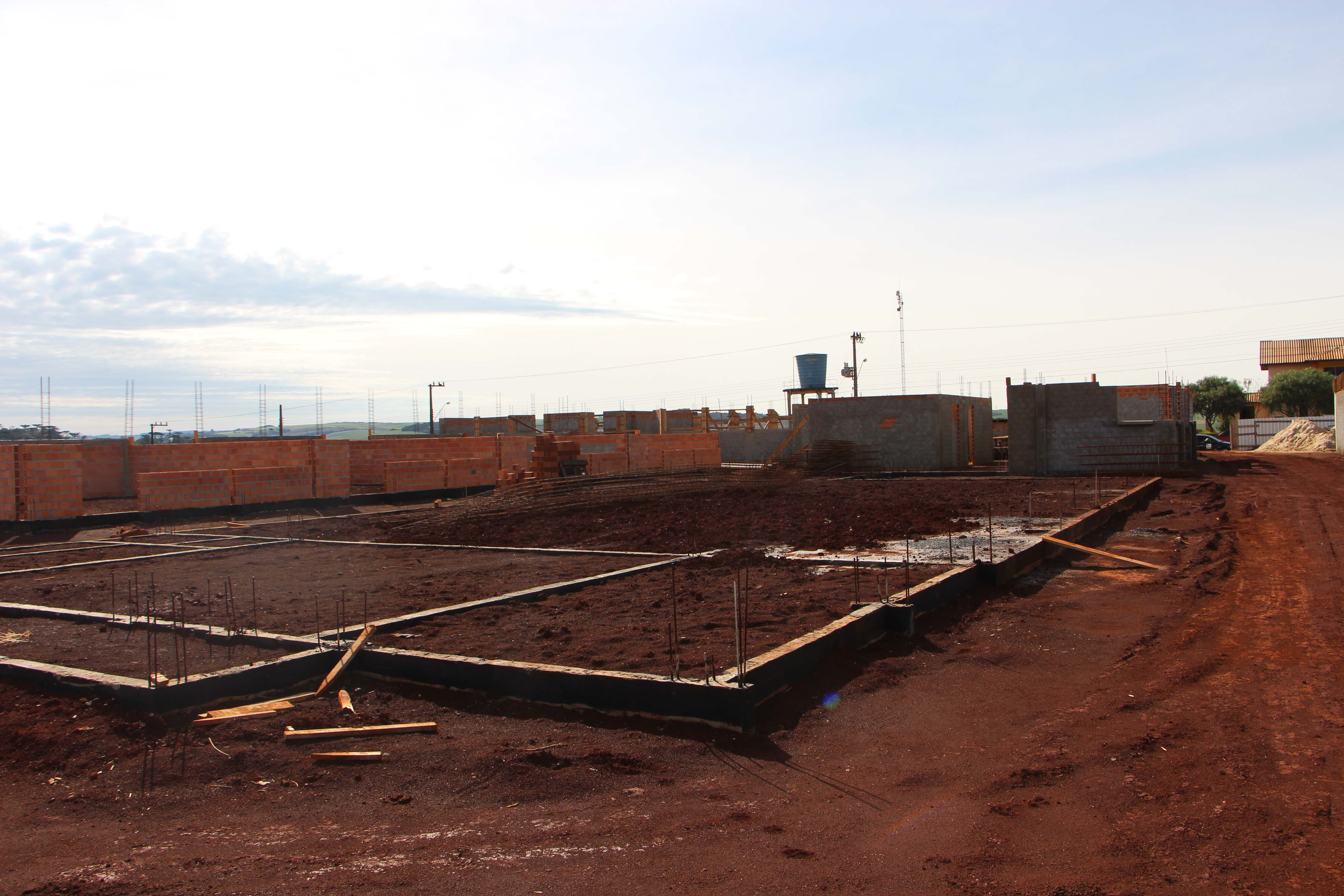 You are currently viewing Governo Municipal de São Domingos segue com as obras de construção da nova escola