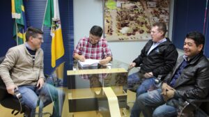 Read more about the article Prefeito Kiko assina ordem de serviço para início das obras de pavimentação asfáltica no interior do município