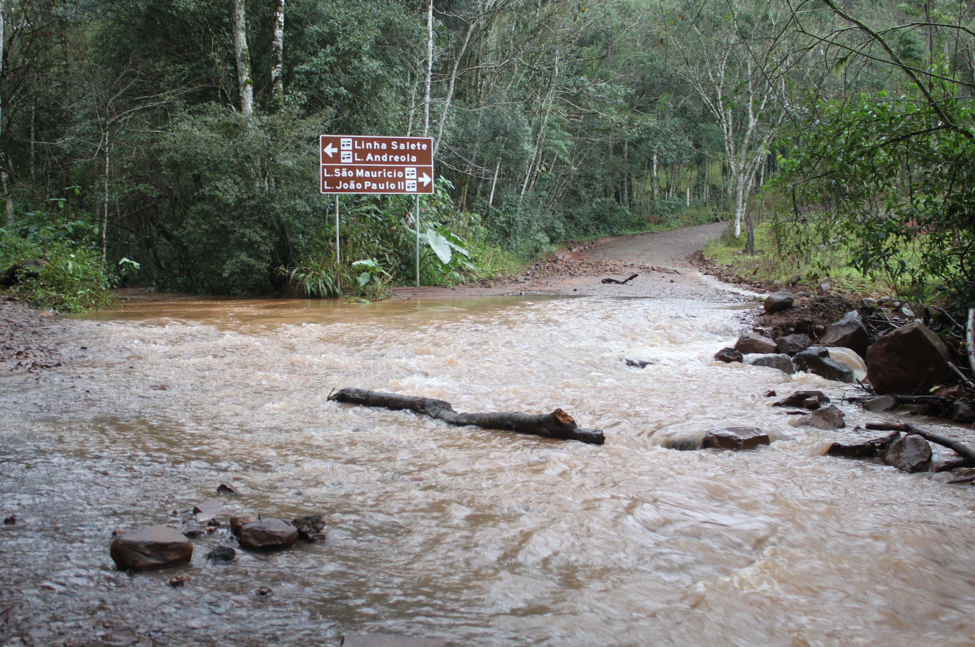 Read more about the article Chuvas causam danos nas estradas do interior de São Domingos