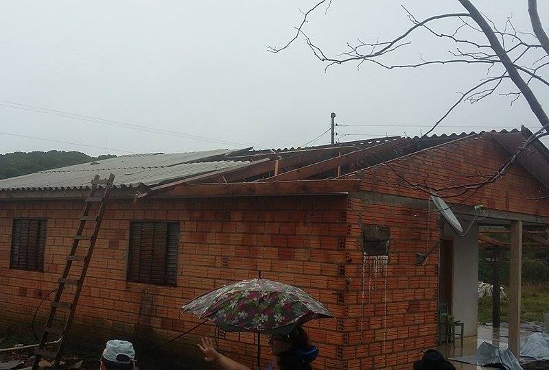 You are currently viewing Administração auxilia famílias atingidas por possível tornado em Passos Maia