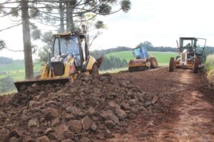 Read more about the article São Domingos retoma trabalho de recuperação das estradas rurais do município