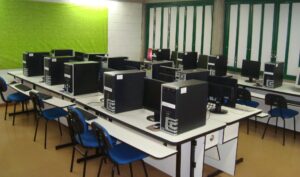 Read more about the article Aulas de informática são oferecidas na “Sala do Conhecimento”
