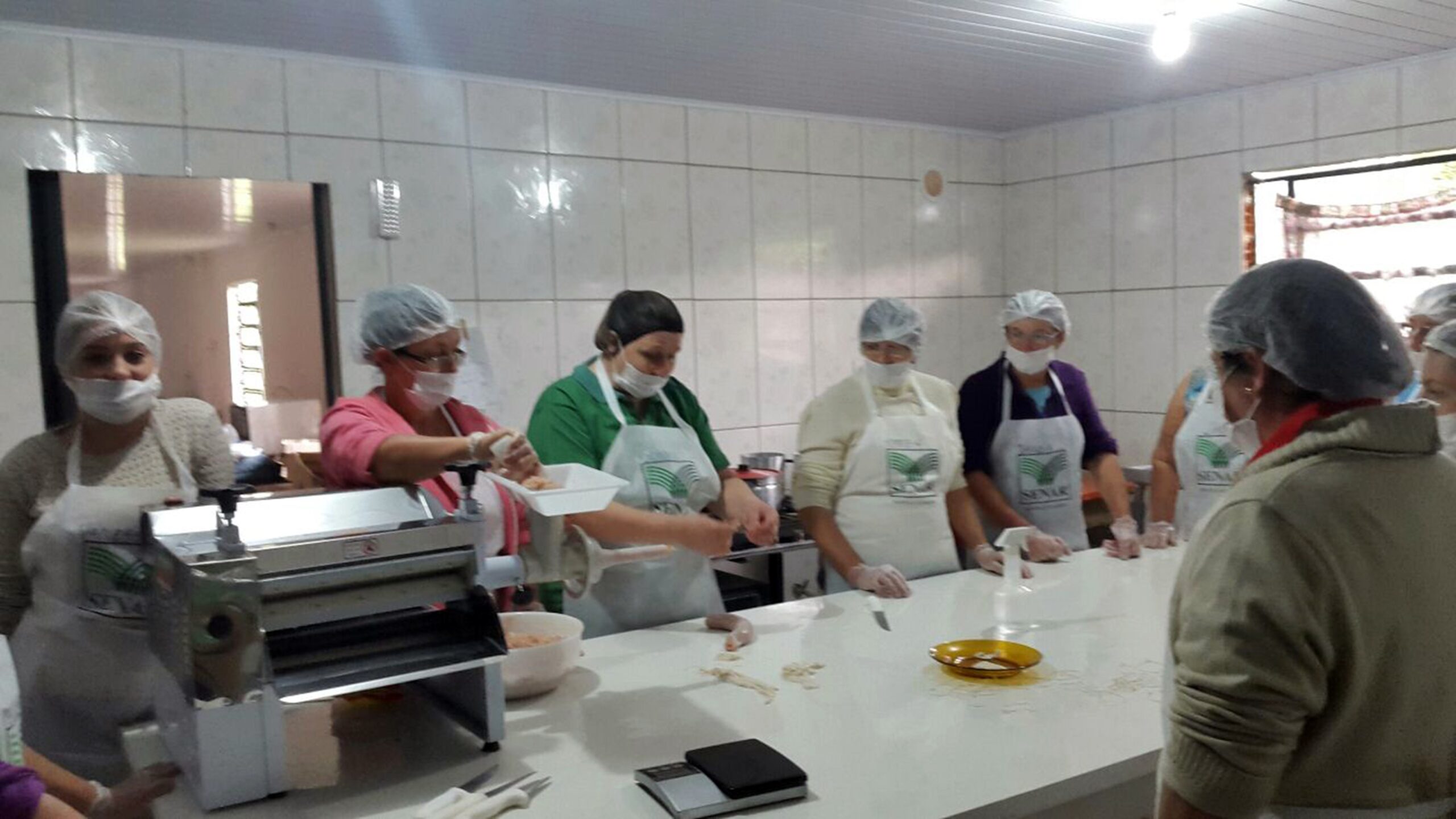 You are currently viewing Produtoras rurais participam de curso de fabricação de embutidos de frango