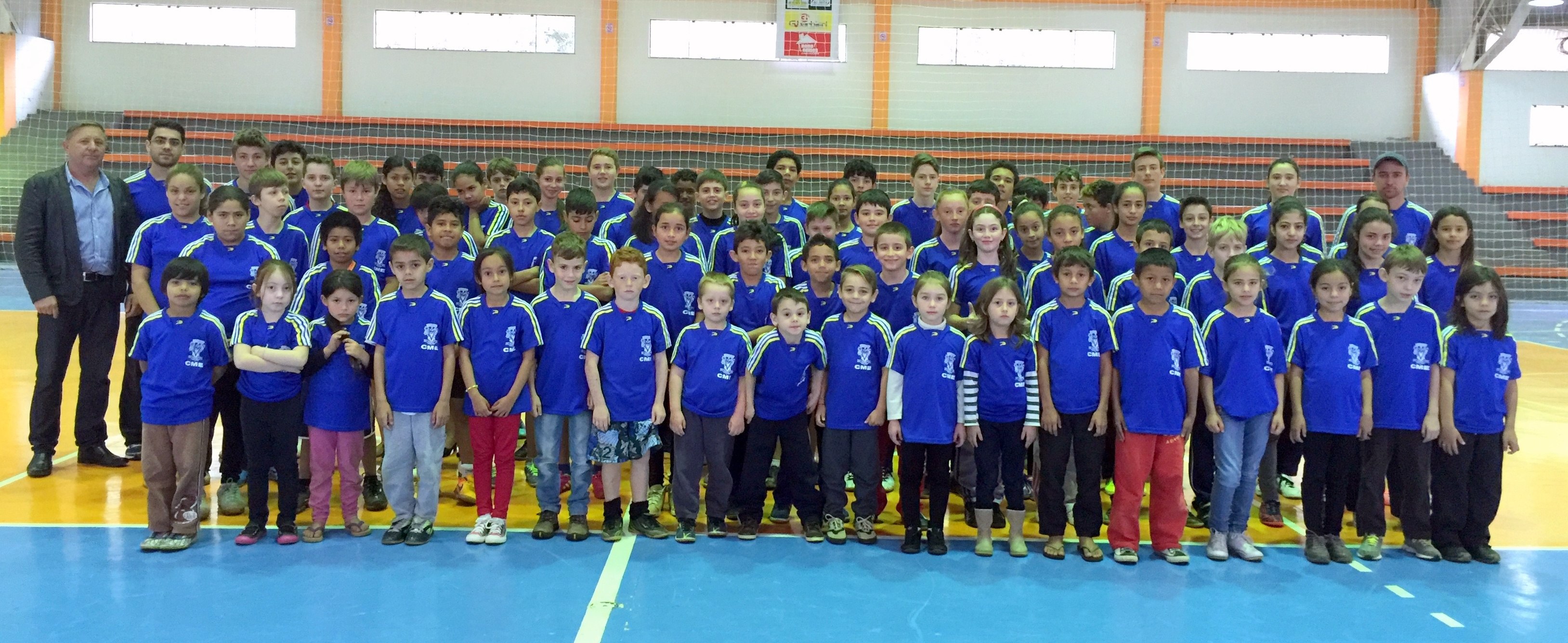Read more about the article Alunos das escolinhas de futsal de Vargeão recebem novas camisas para treino