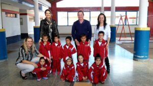 Read more about the article Estudantes da rede municipal de Ensino recebem novos uniformes em Ouro Verde