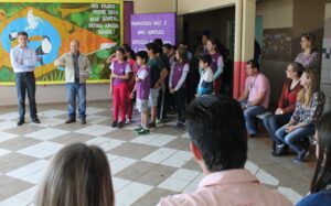 Read more about the article Alunos do 5º ano no município recebem kit escolar