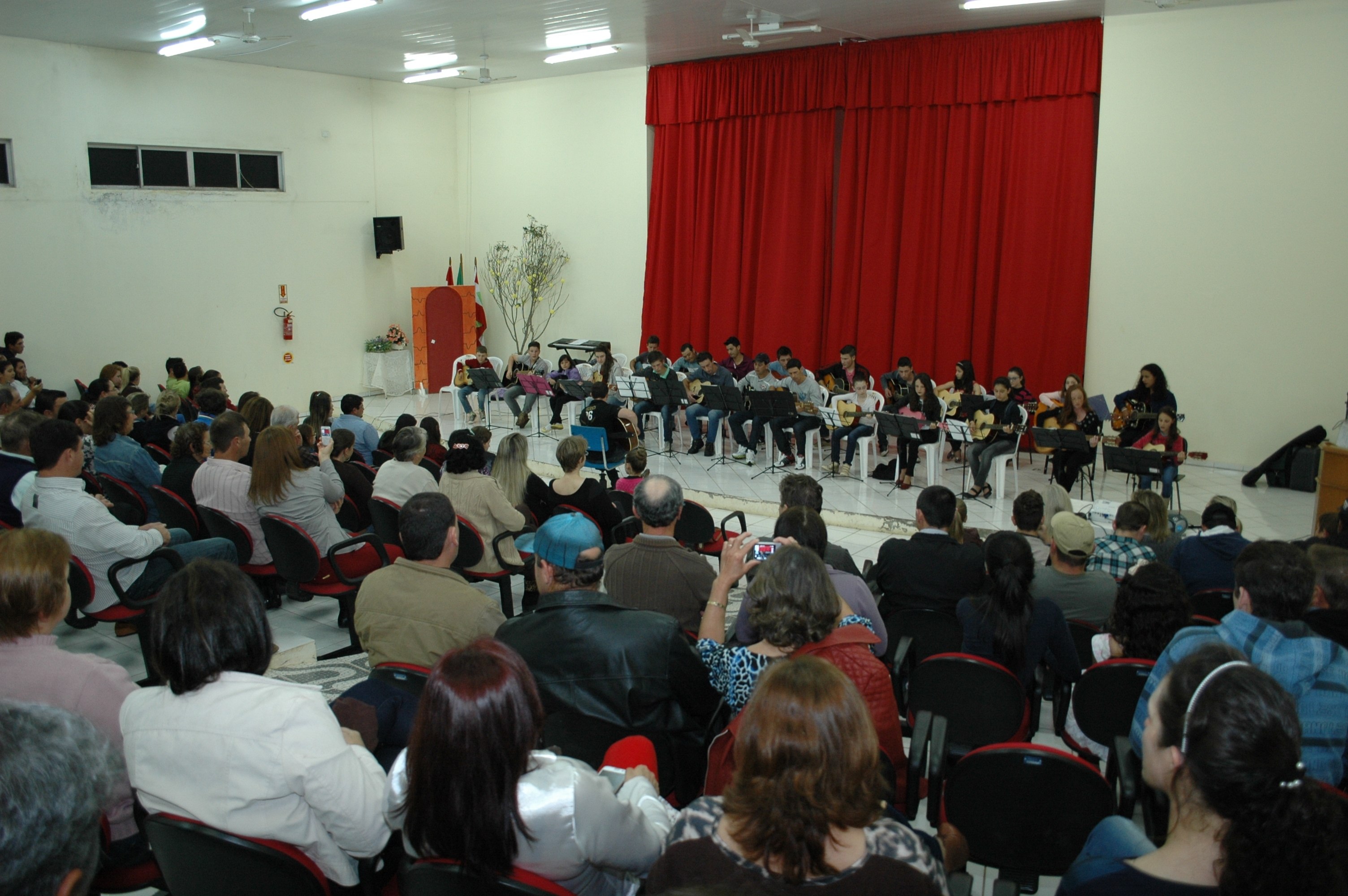 Read more about the article Recital de Música, canto e poesia encanta os presentes no Setembro Cultural de Vargeão