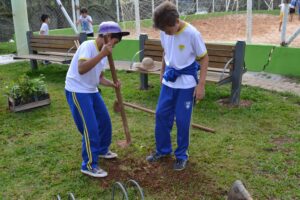 Read more about the article Crianças plantam árvores e flores na Avenida Beira Rio