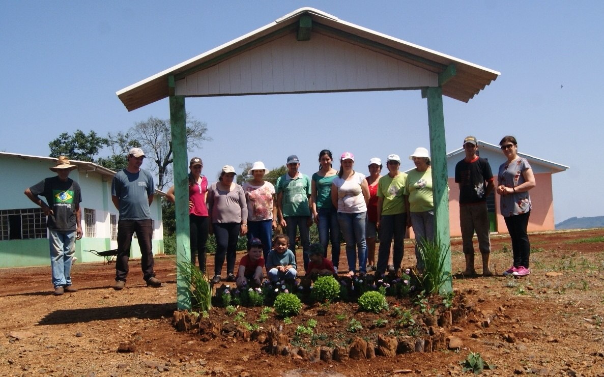 You are currently viewing Curso de jardinagem é realizado com agricultores do interior de Passos Maia