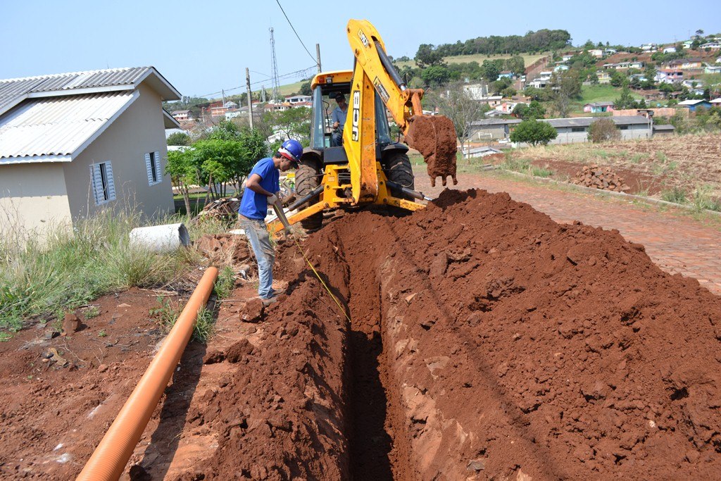 You are currently viewing Iniciadas obras da segunda etapa da rede de esgoto em Ouro Verde