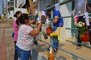 Read more about the article Creas realiza ação que distribui flores para alertar sobre violência