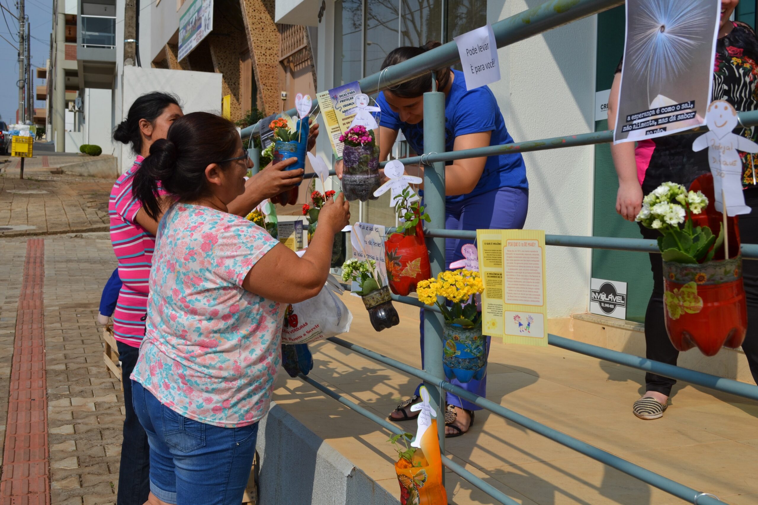 You are currently viewing Creas realiza ação que distribui flores para alertar sobre violência