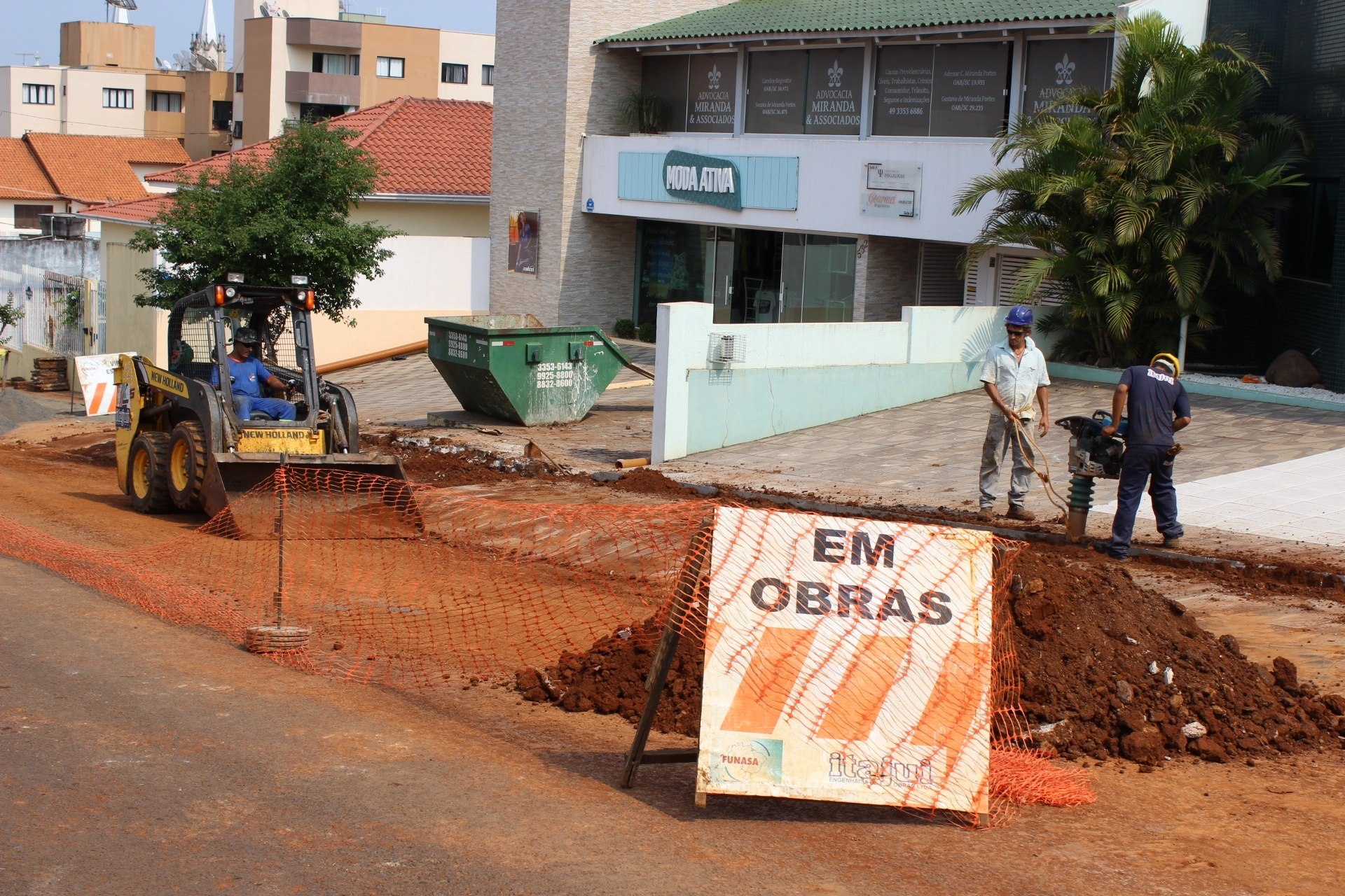 You are currently viewing Obras de Saneamento Básico chegam às principais ruas do município