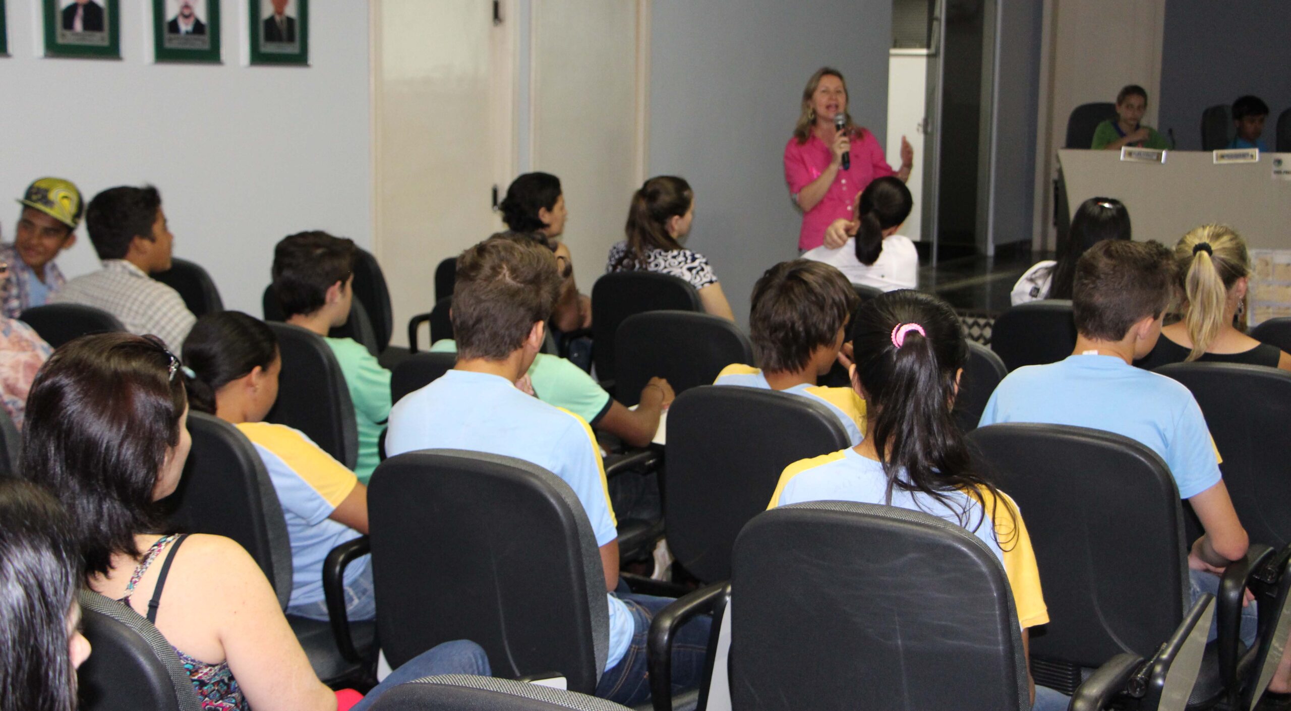 You are currently viewing Secretária de Saúde palestra para vereadores jovens em São Domingos