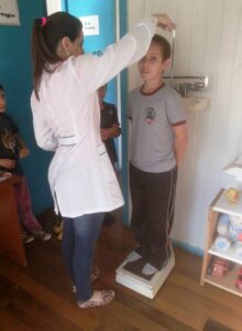 Read more about the article Avaliação nutricional é realizada em alunos de escolas de Passos Maia