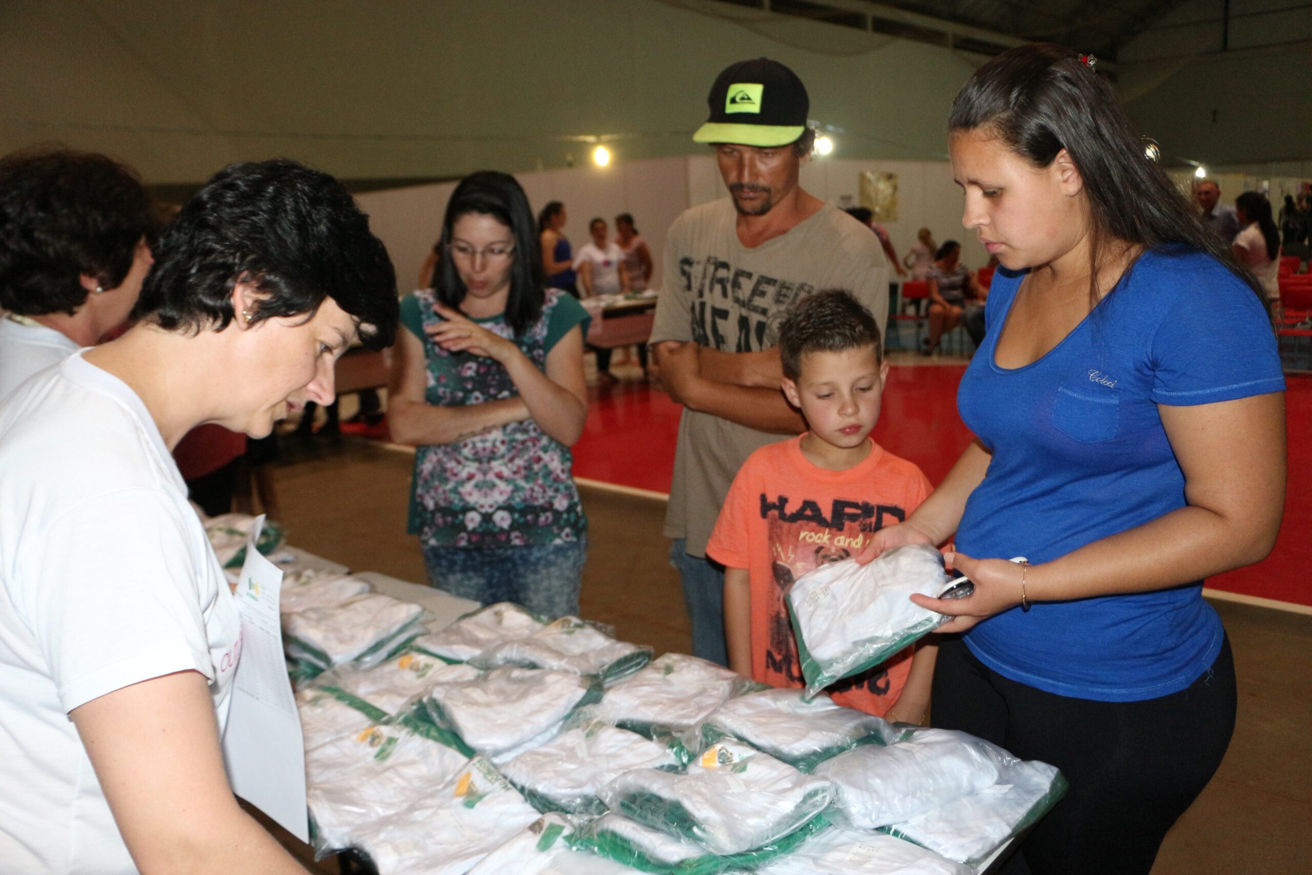 You are currently viewing Alunos da rede municipal de ensino de São Domingos recebem uniforme de verão gratuito