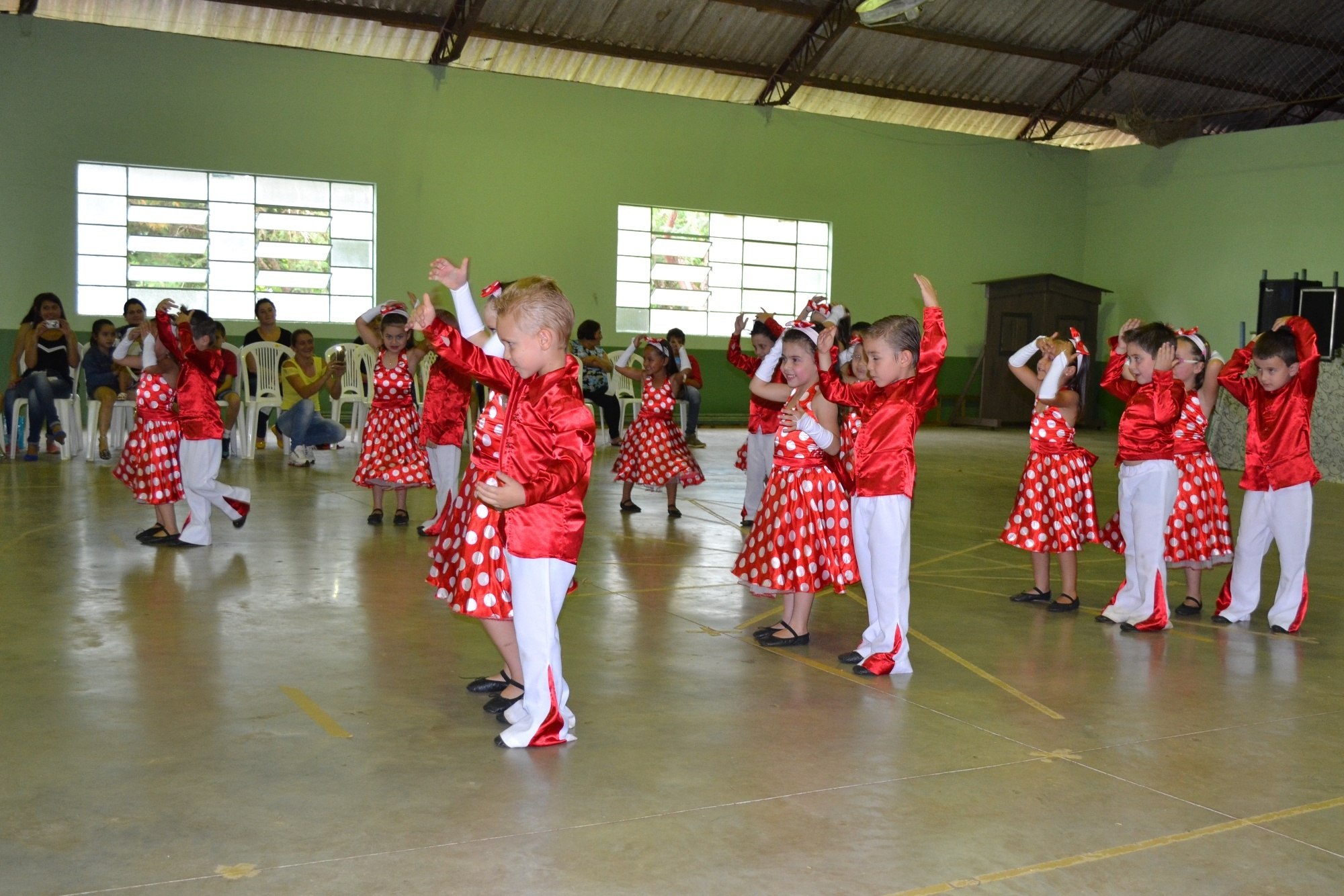 Read more about the article Pais acompanham mostra de dança dos filhos em Passos Maia