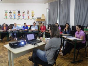 Read more about the article Professores da rede municipal de ensino discutem a versão preliminar da Base Nacional Comum Curricular