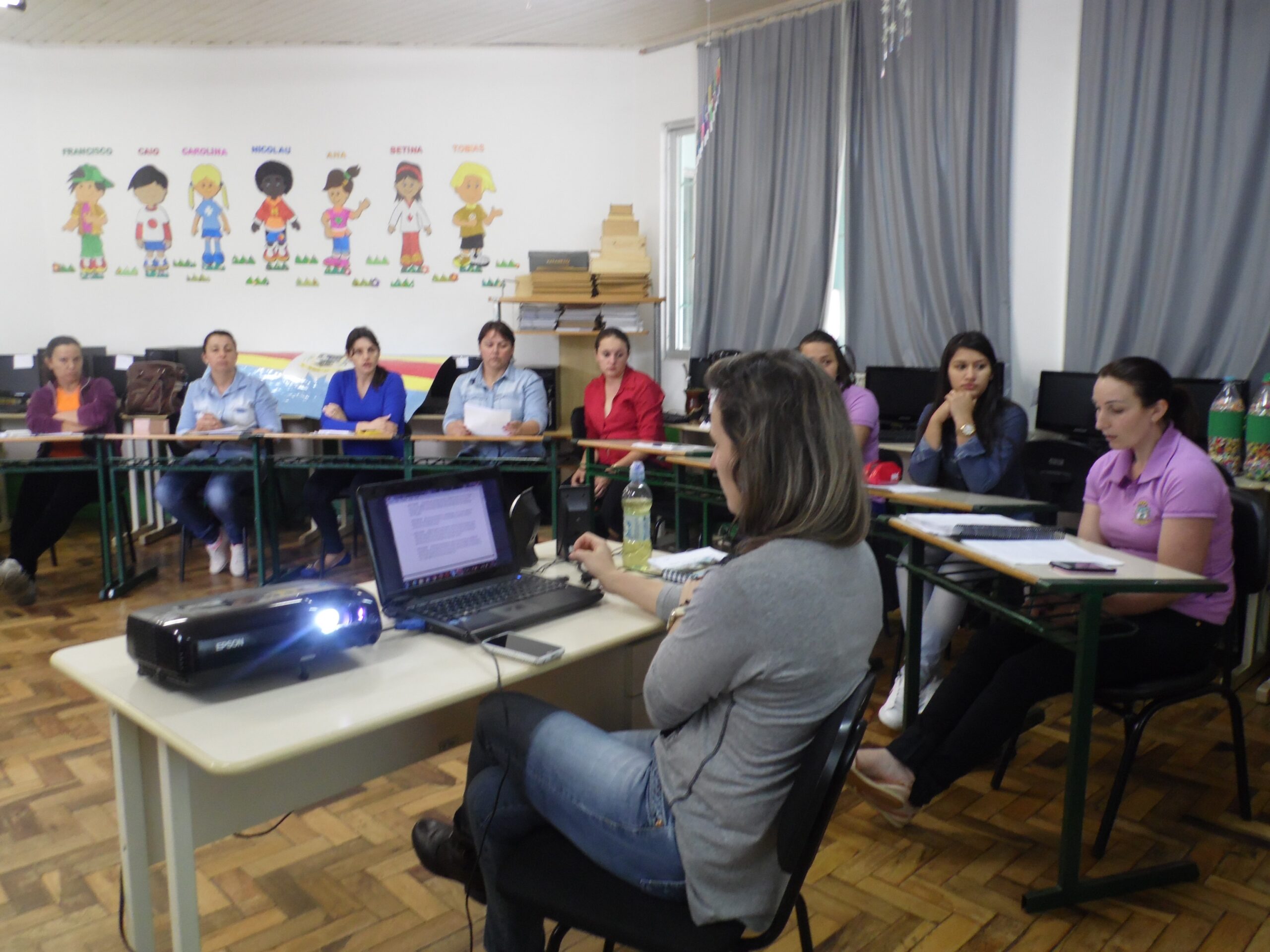 You are currently viewing Professores da rede municipal de ensino discutem a versão preliminar da Base Nacional Comum Curricular