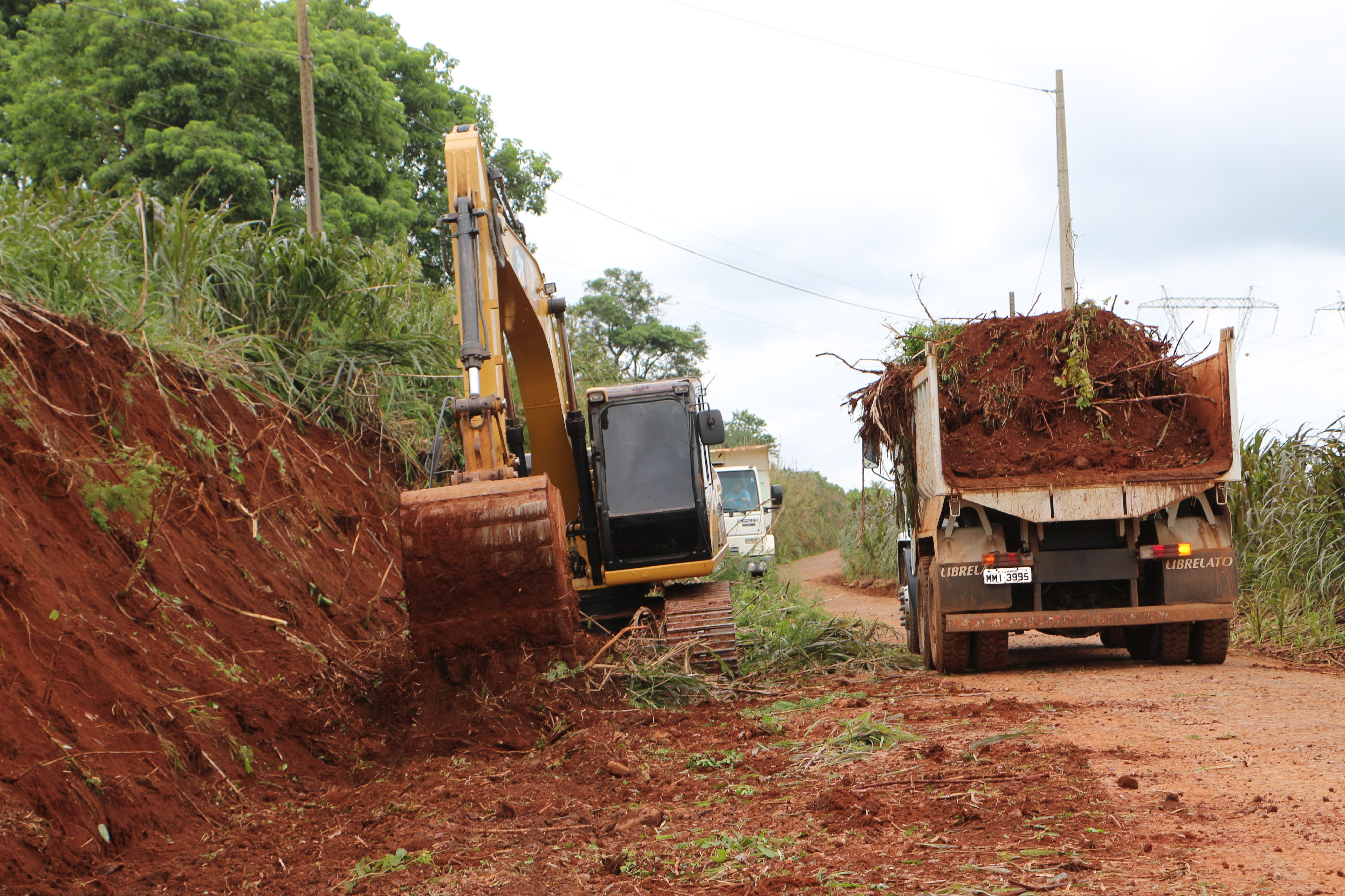 Read more about the article Governo de São Domingos realiza limpeza das margens das estradas rurais