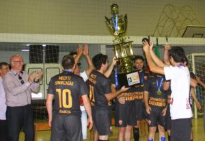Read more about the article Municipal de Futsal é encerrado com entrega de premiação em Passos Maia