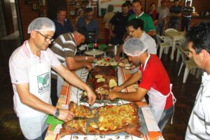Read more about the article Agricultores aprendem receitas à base de carne de porco em Passos Maia