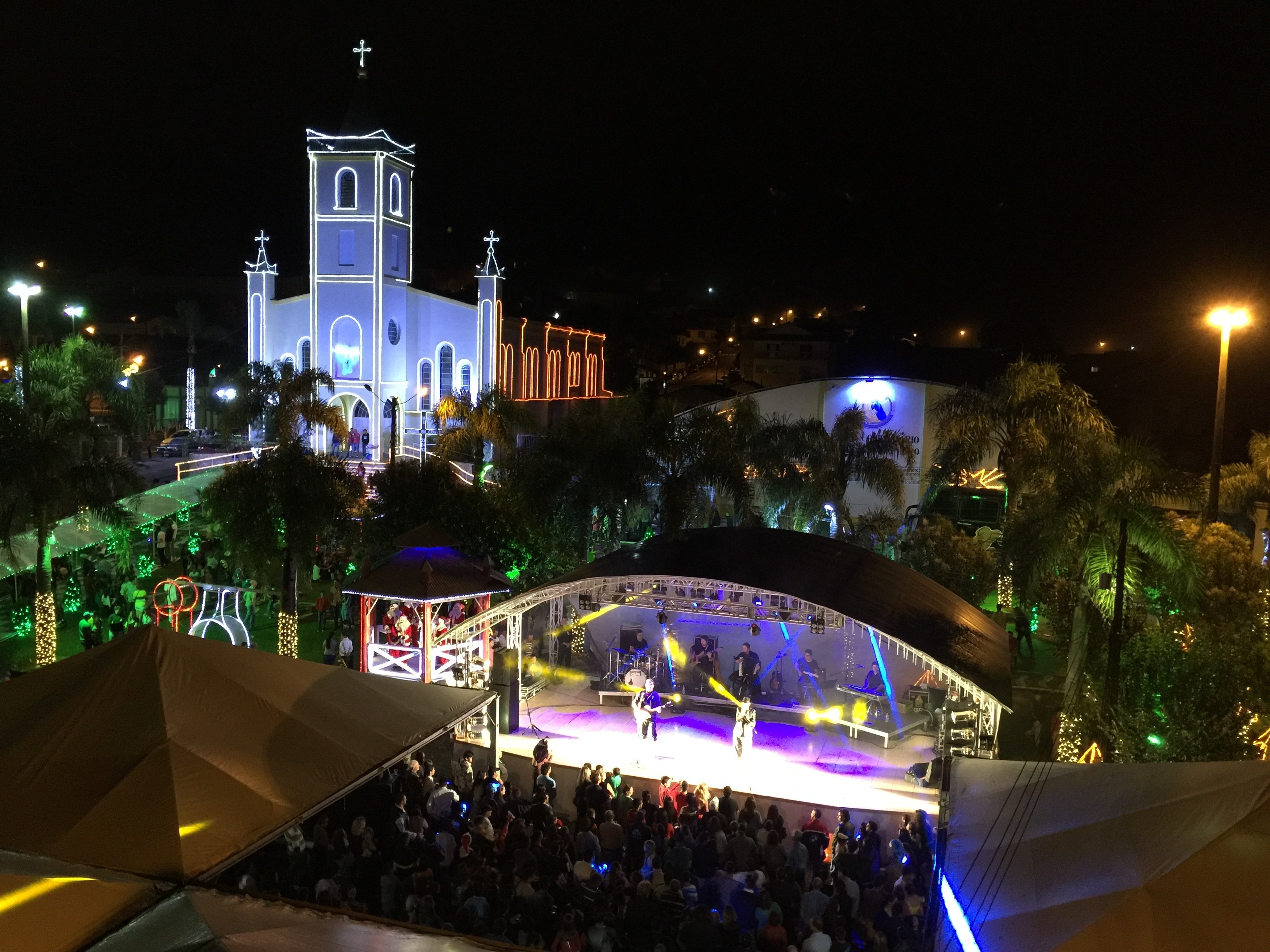 Read more about the article Vargeão realiza o acendimento das luzes de Natal com milhares de pessoas na praça