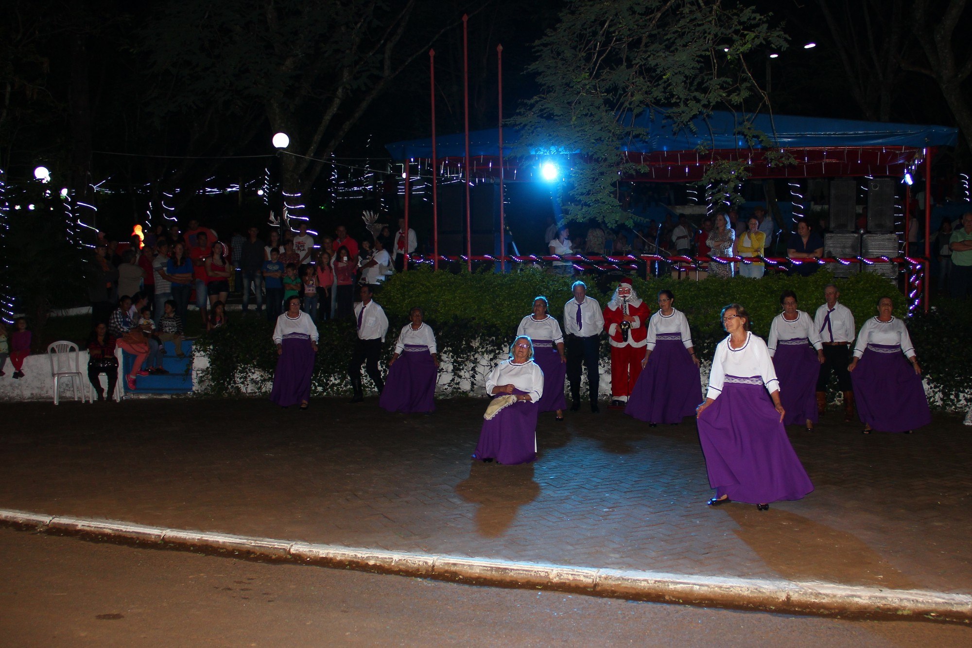 You are currently viewing Passos Maia acende luzes de Natal com programação cultural em praça pública