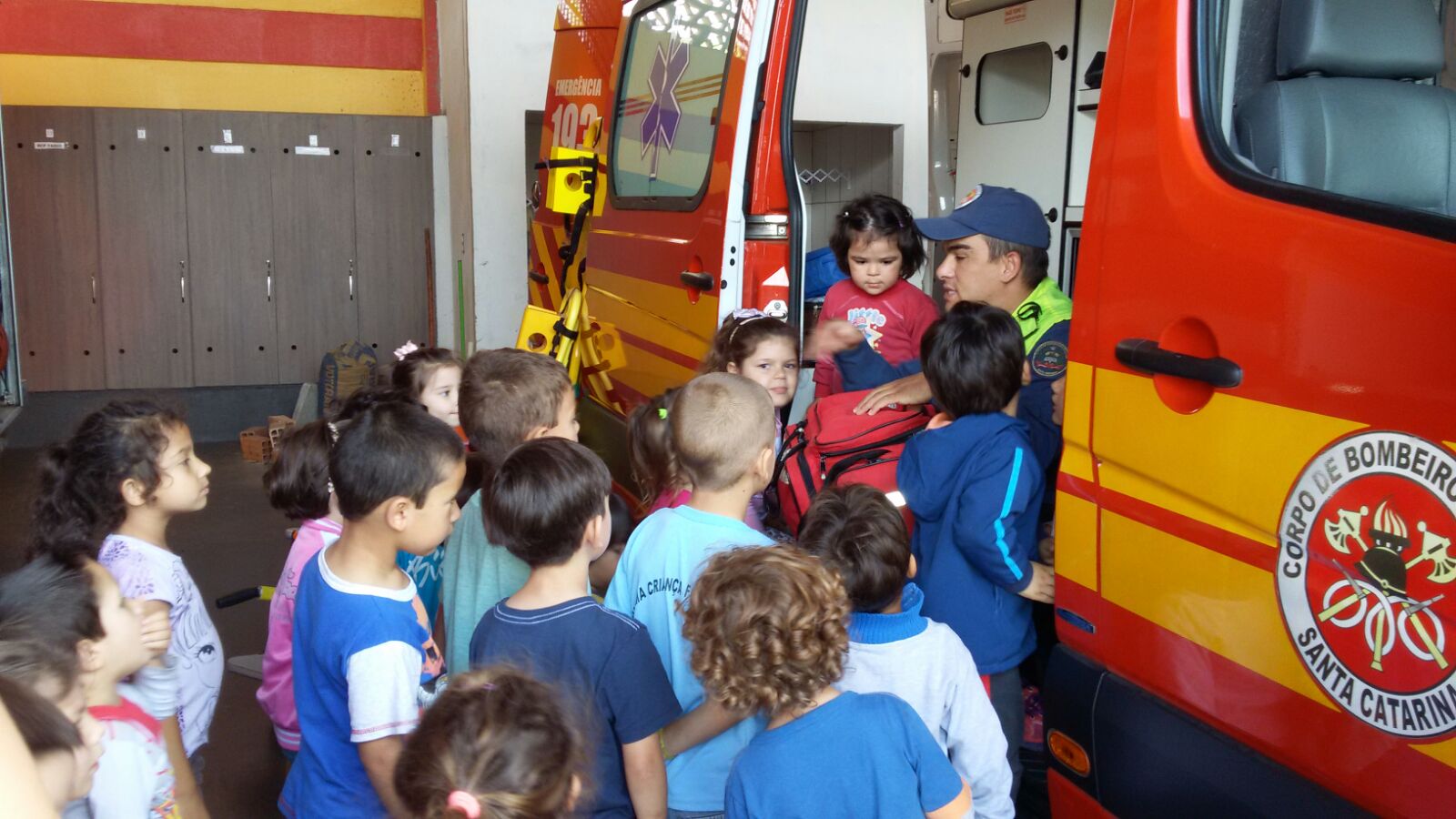 You are currently viewing Crianças de creche de Ponte Serrada visitam sede do Corpo de Bombeiros