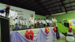 Read more about the article Alunos de creche recebem diplomas da pré-escola em Passos Maia