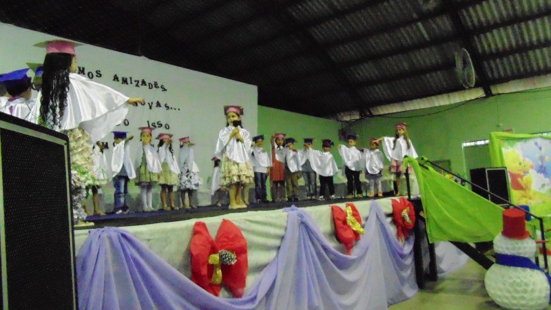 You are currently viewing Alunos de creche recebem diplomas da pré-escola em Passos Maia