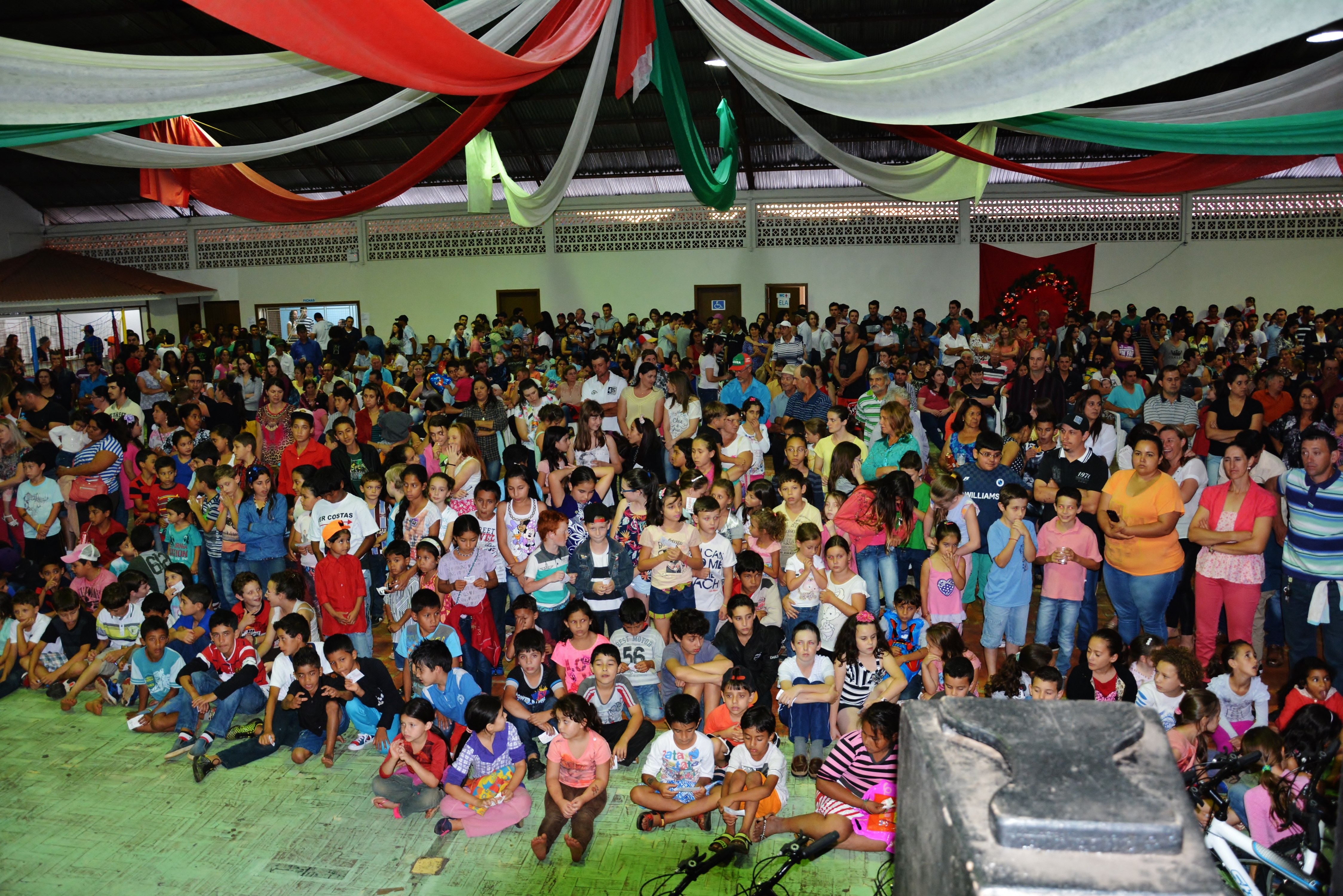 Read more about the article Chegada do Papai Noel reúne centenas de pessoas em Vargeão