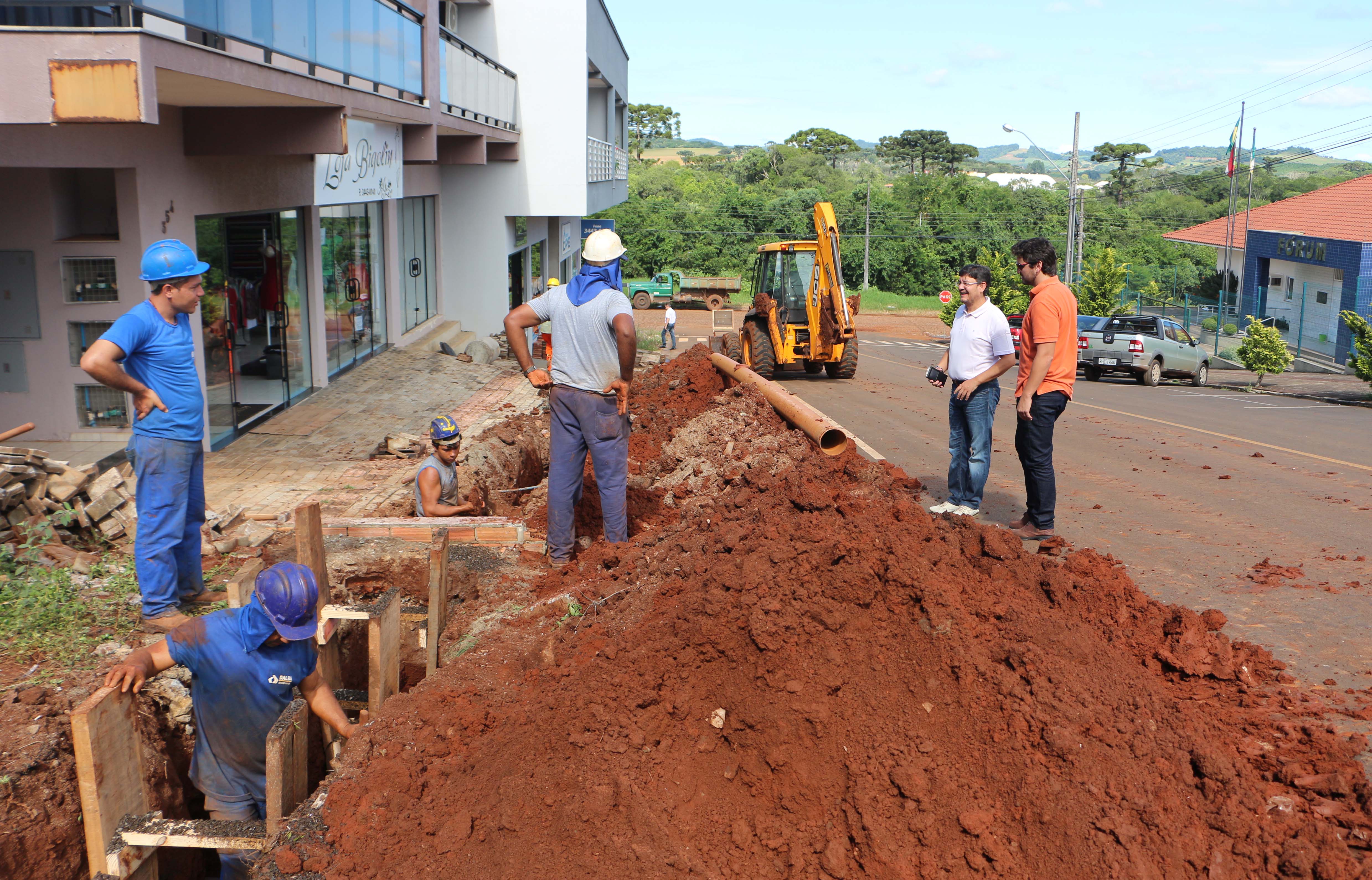 Read more about the article Prefeito Kiko visita obras do sistema de esgotamento sanitário em São Domingos