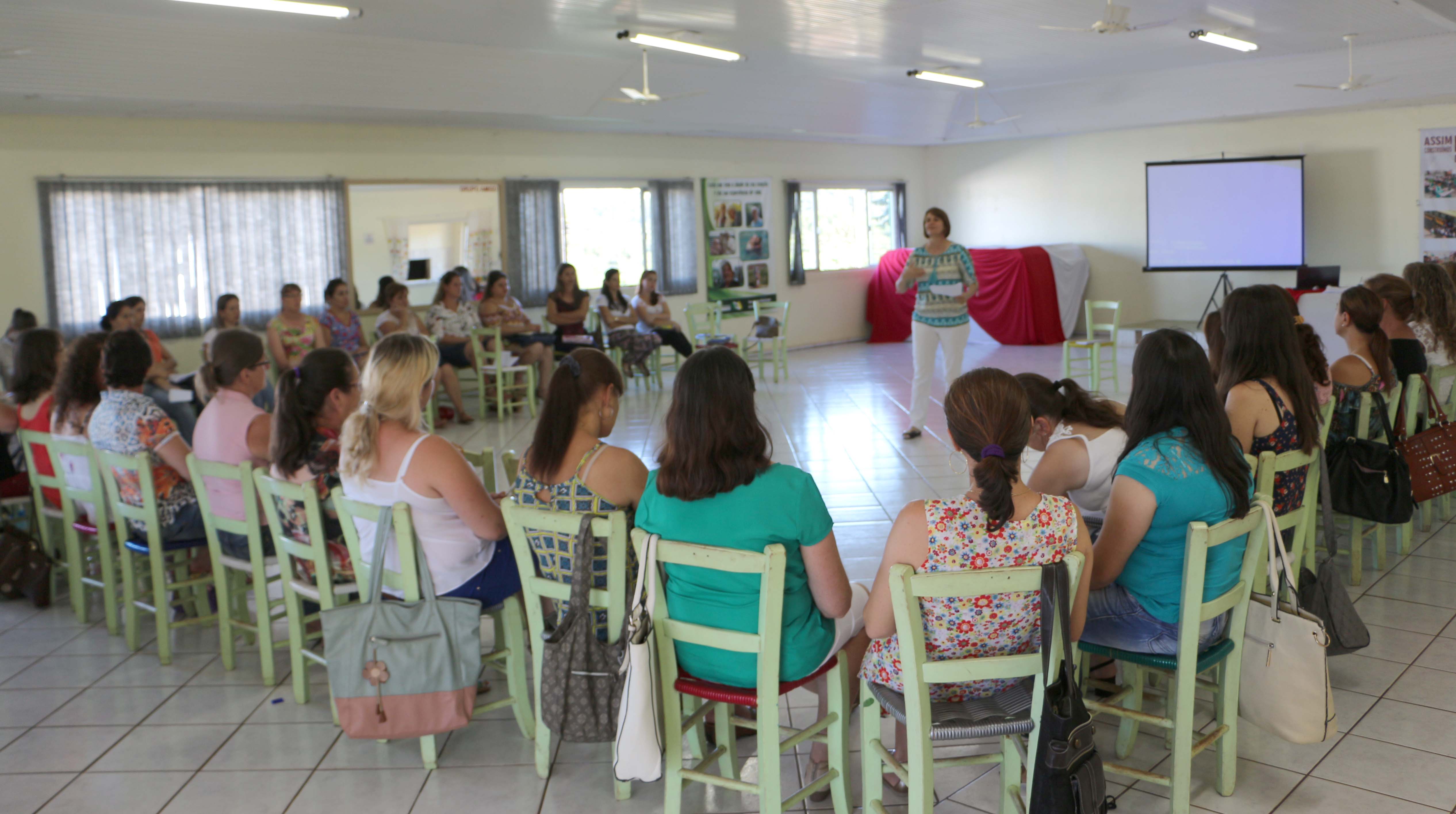 Read more about the article Professores da rede municipal de ensino de São Domingos participam da formação continuada