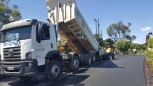 Read more about the article Prefeito Kiko acompanha obras do asfalto no distrito do Maratá