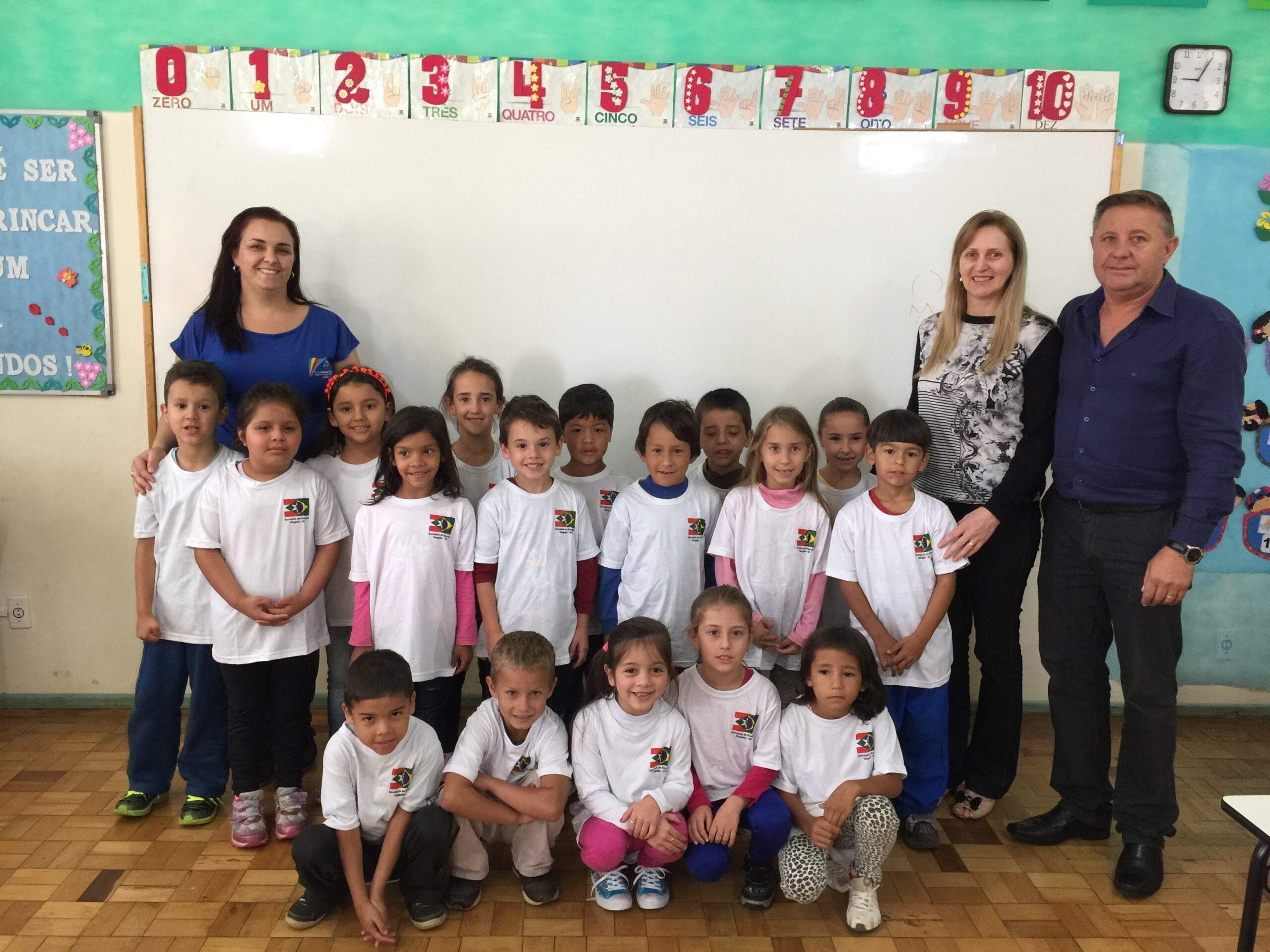 Read more about the article Governo Municipal entrega uniforme escolar para alunos da rede municipal de ensino