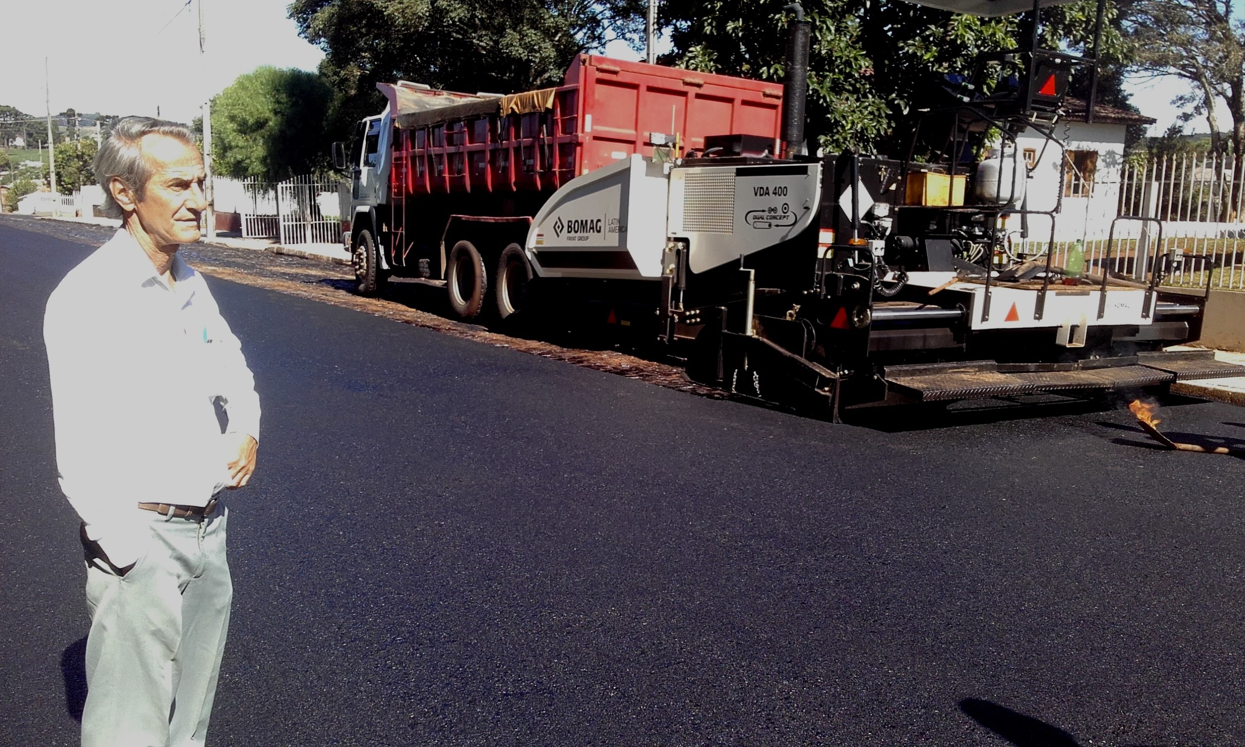 Read more about the article Prefeito em exercício acompanha andamento de obras de asfaltamento