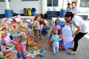 Read more about the article Secretaria de Educação entrega livros e novos brinquedos em creche