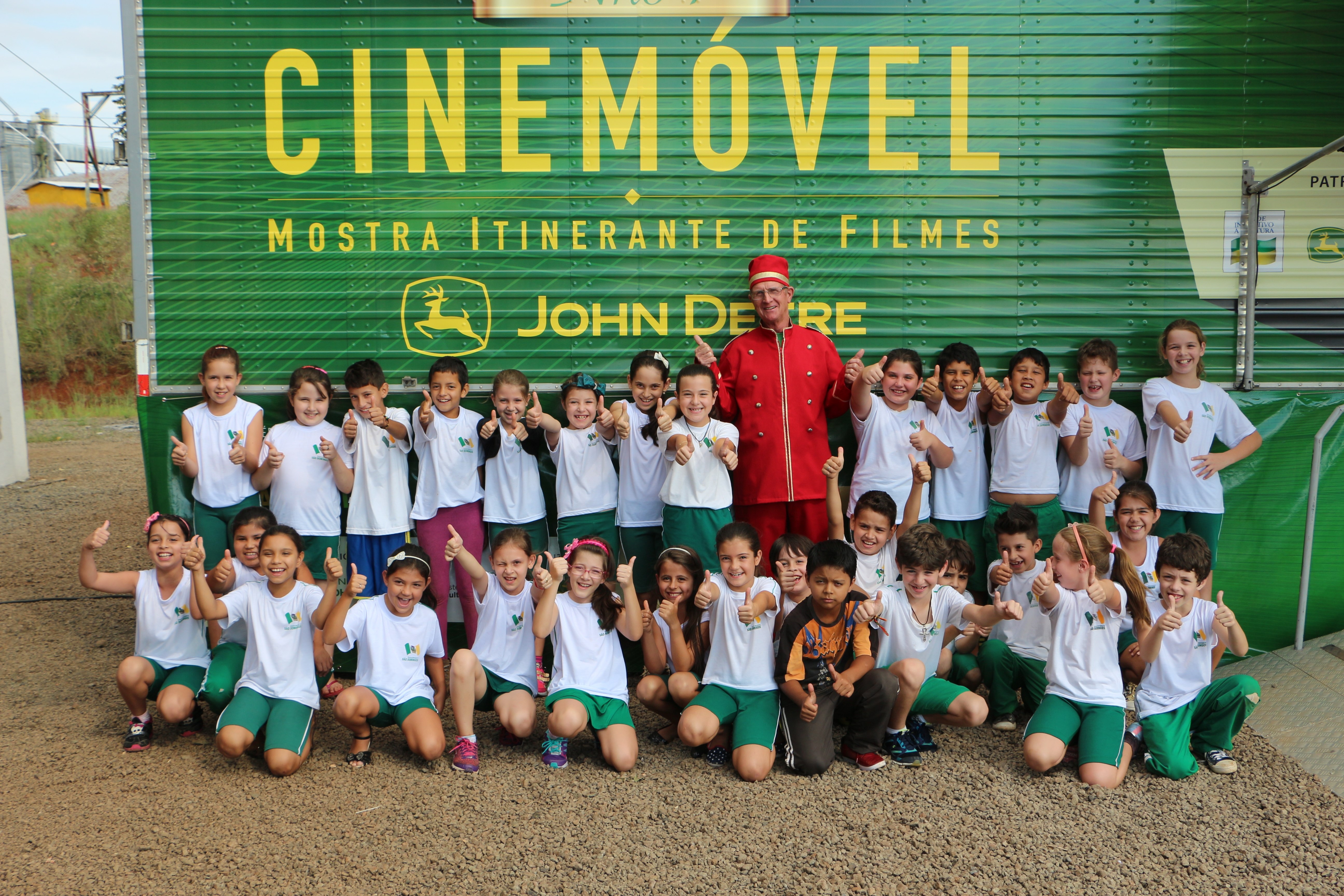 Read more about the article Cinemóvel John Deere faz sessões em São Domingos