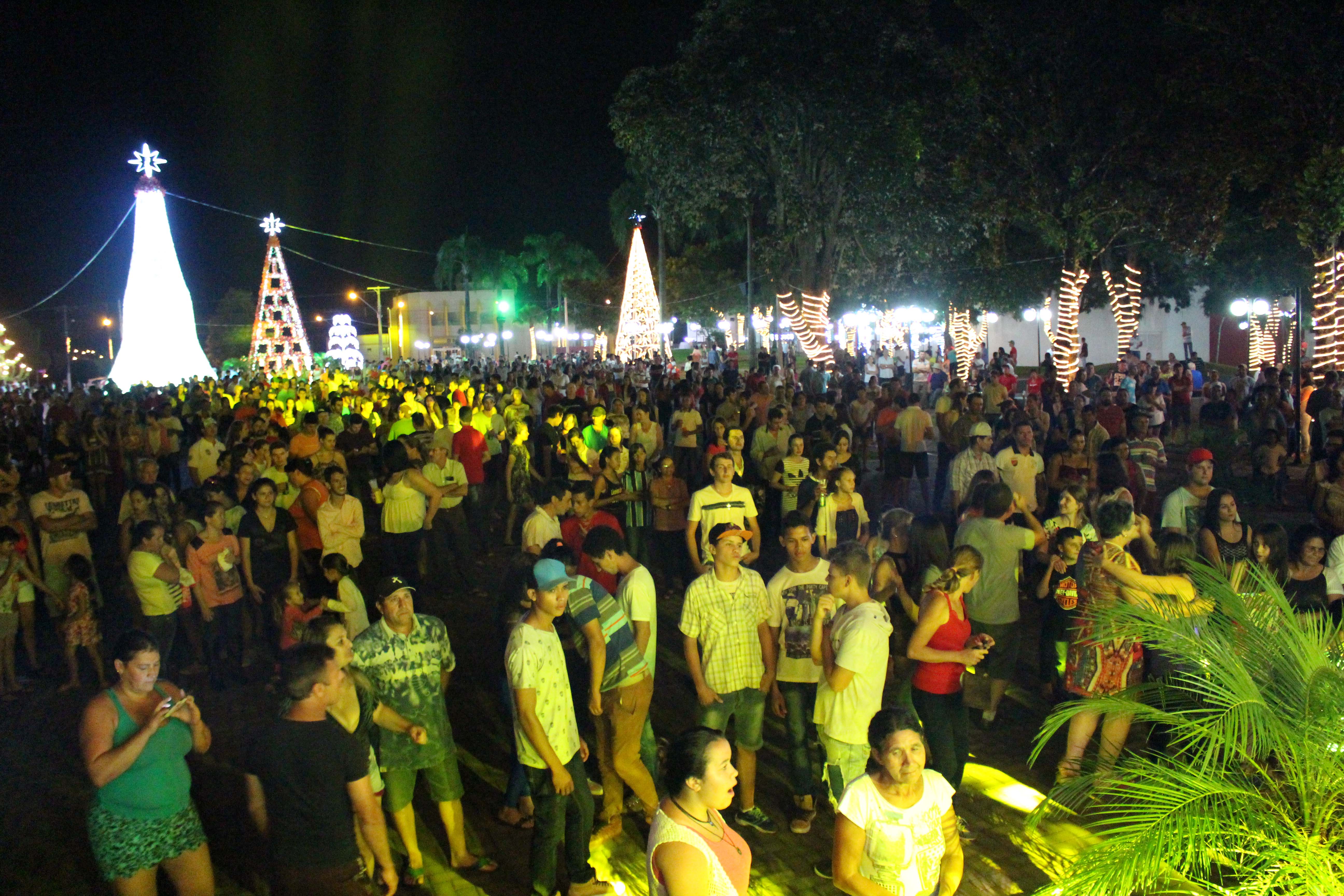 Read more about the article Apresentações artísticas e banda Sabor do Som reúnem mais de duas mil pessoas no Natal Luzes São Domingos