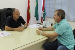 Read more about the article Menegolla recebe visita do deputado estadual, Mauricio Eskudlark