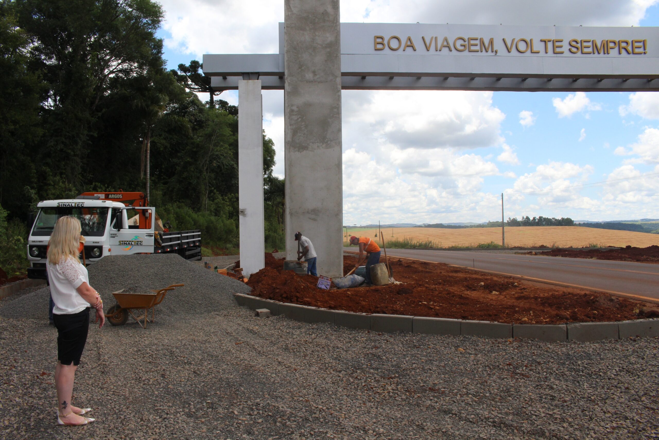 Read more about the article Prefeita Eliéze visita obras do novo portal de acesso a São Domingos