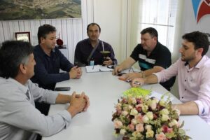 Read more about the article Passos Maia e Vargeão renovam parceria para manutenção de estradas rurais