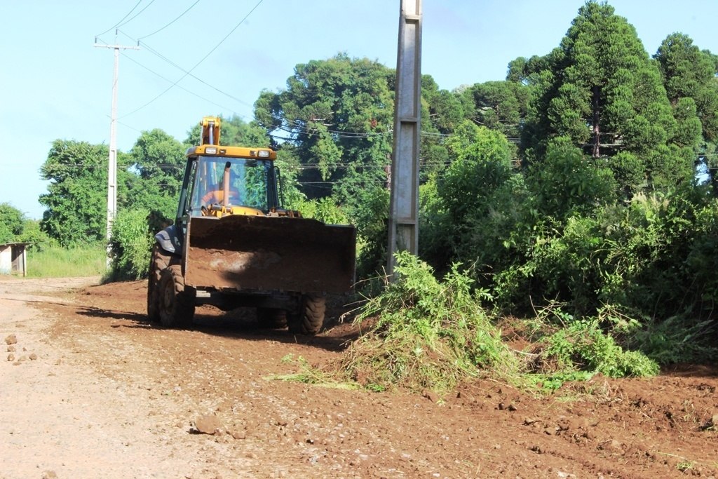 You are currently viewing Infraestrutura trabalha na recuperação de estradas no interior de Passos Maia