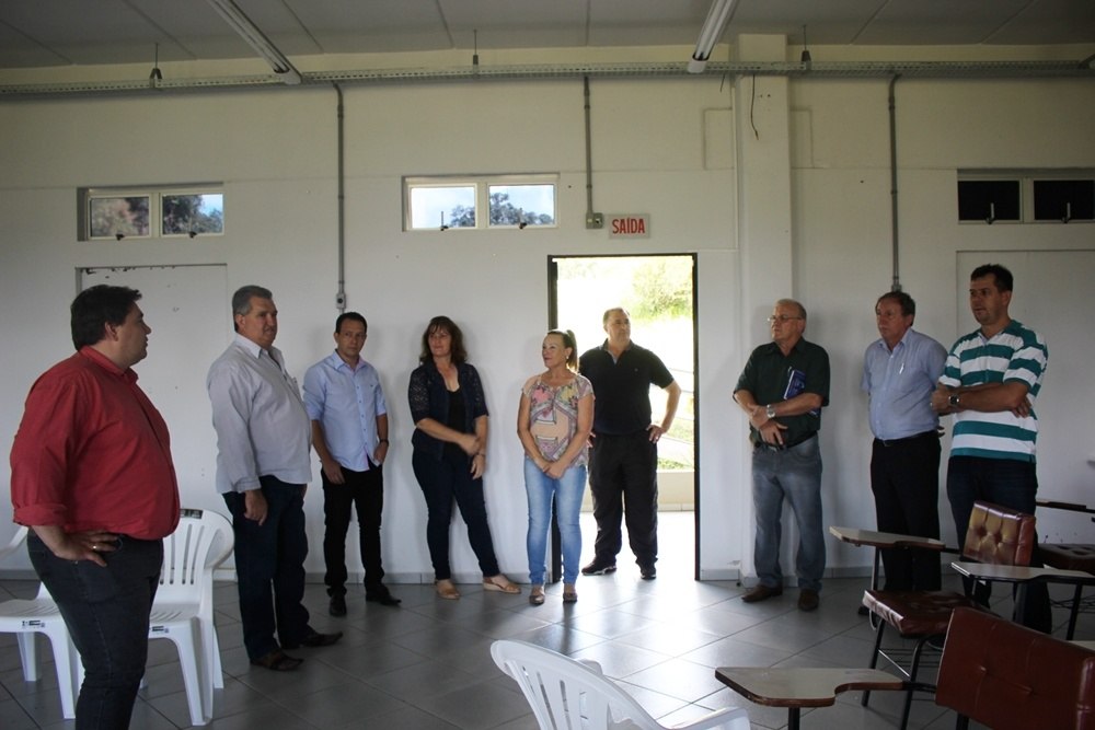 Read more about the article Prefeito Lírio acompanha vereadores durante visita ao novo espaço das secretarias e departamentos municipais
