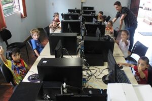 Read more about the article Crianças de creche de Passos Maia iniciam atividades de informática